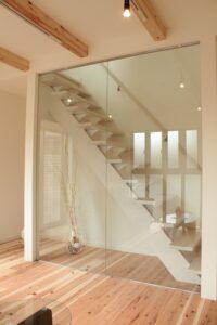 晴明通モデルハウスガラス張り階段１